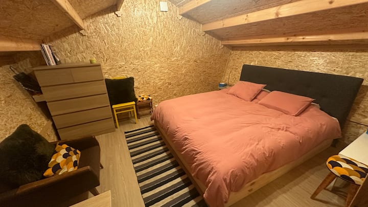 Posteľná bielizeň (napínacia plachta + obliečka na perinu + obliečky na vankúše) je na posteli.