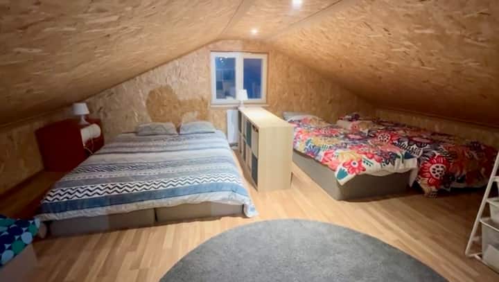1. poschodie chaty, 9 lôžok

Posteľná bielizeň (napínacie plachty + obliečky na paplón + obliečky na vankúše) je na posteliach.