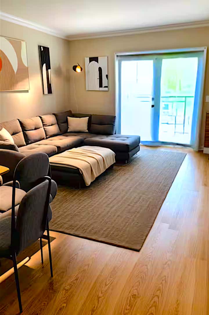 Dhomë e madhe dhe e gjerë ndenjjeje me ballkon të madh me pamje nga qendra e qytetit Norfolk. 