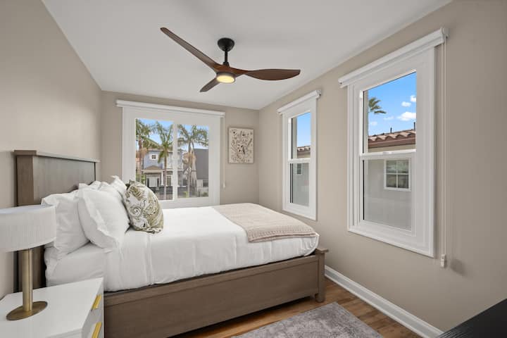 Dormitorio de invitados: hermosas ventanas luminosas enfatizan la belleza natural de la costa. Una lujosa cama tamaño queen para descansar.
