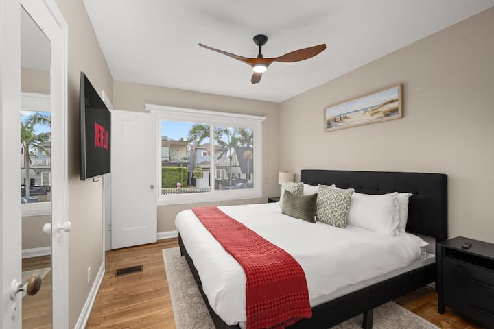 Suite King View: una cama tamaño king grande con baño privado y televisor para una relajación prolongada.