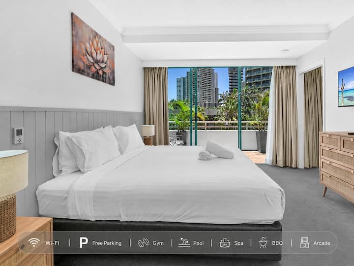 Sunlit 1-bedroom Apt At Crown Tower With Parking - Surfers Paradise