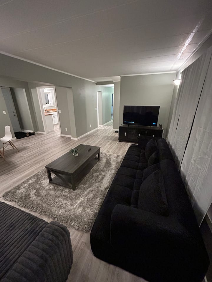 3 Bedroom, Fully Furnished Trailer Available. - Manitoba