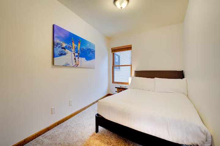 Cómoda cama completa para prepararte para el día siguiente en las pistas.