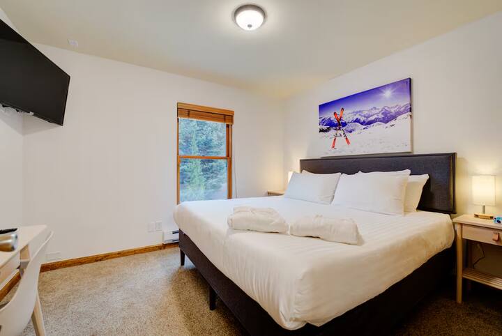 Después de un largo día de esquí, descansa en esta cómoda cama tamaño king. Mira tus programas favoritos en Roku TV con acceso a Disney+, televisión por cable (a través de Xfinity Stream), Netflix y Amazon Prime Video. También se proporciona una máquina de ruido blanco.