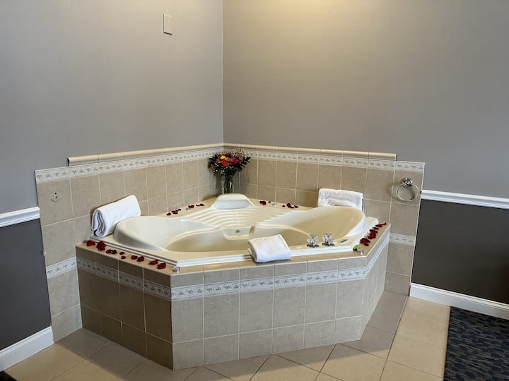 Golden Gables Inn - Luxury Jacuzzi And Fireplace - North Conway, NH