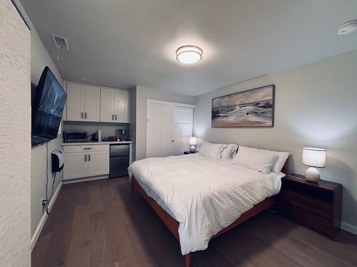 Private King Suite  Bath, Entrance & Kitchenette - Redmond, WA