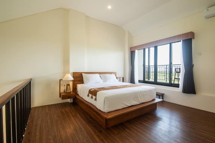 Bright loft bedroom with a king bed, high ceilings, and calming rice-field views. Enjoy a private hidden balcony where you can watch the sunset and glimpse the beach. Cozy, spacious, and perfect for a peaceful Canggu escape