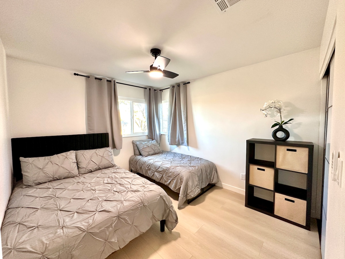 Спална соба бр. 3: голем брачен кревет и кревет за едно лице. Пространа гардероба. Спална соба која се наоѓа на вториот кат.