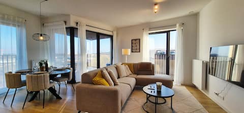 Well-connected 2BR apt with terrace & free parking