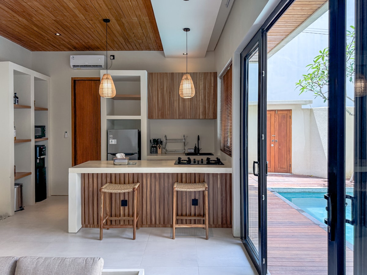 Villa in Kuta Utara · 2 bedrooms · 2 beds · 2 private baths, comparabile Airbnb