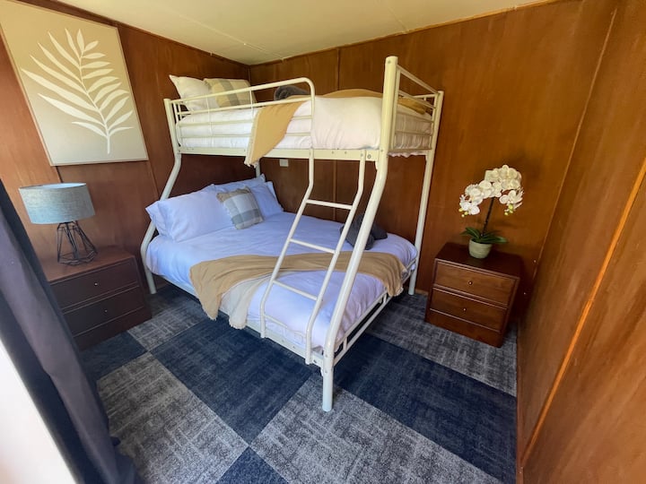 Nyumba ya mbao #3. Kitanda cha watu wawili na kitanda cha mtu mmoja juu