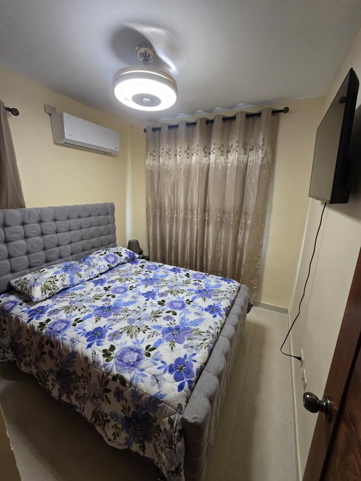 ห้องพักทั้งห้องที่อบอุ่นพร้อมเตียงคู่และพนักพิงหัวเตียงหุ้มผ้าอย่างหรูหรา มีเครื่องปรับอากาศ สมาร์ททีวี และตู้เสื้อผ้าไม้แบบบิวท์อินขนาดใหญ่ เพื่อความสะดวกสบายและการพักผ่อนอย่างเต็มที่ของคุณ