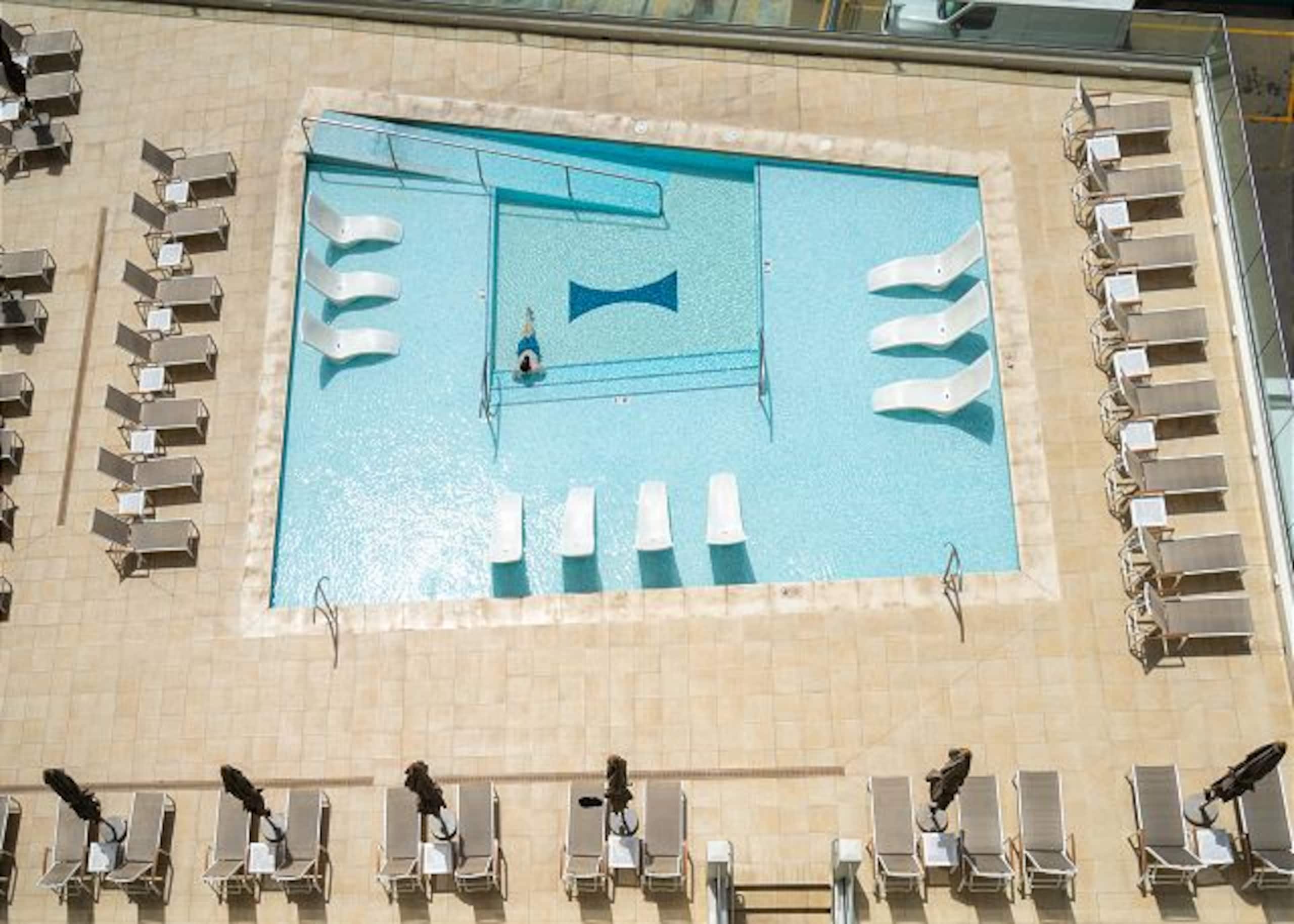 Waikiki Ocean Wave Escape: Coastal Luxe - Image 46