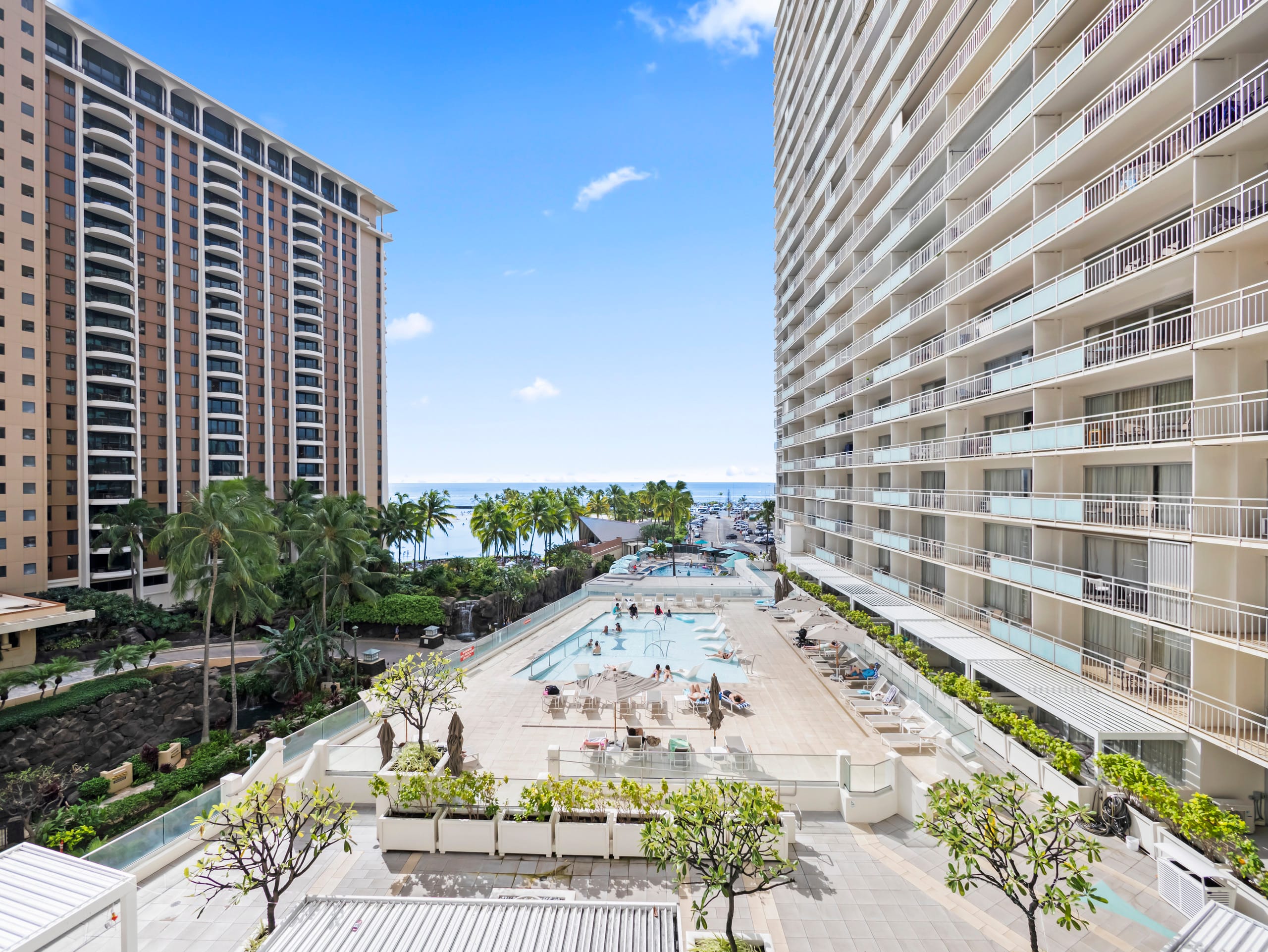 Waikiki Ocean Wave Escape: Coastal Luxe - Image 29