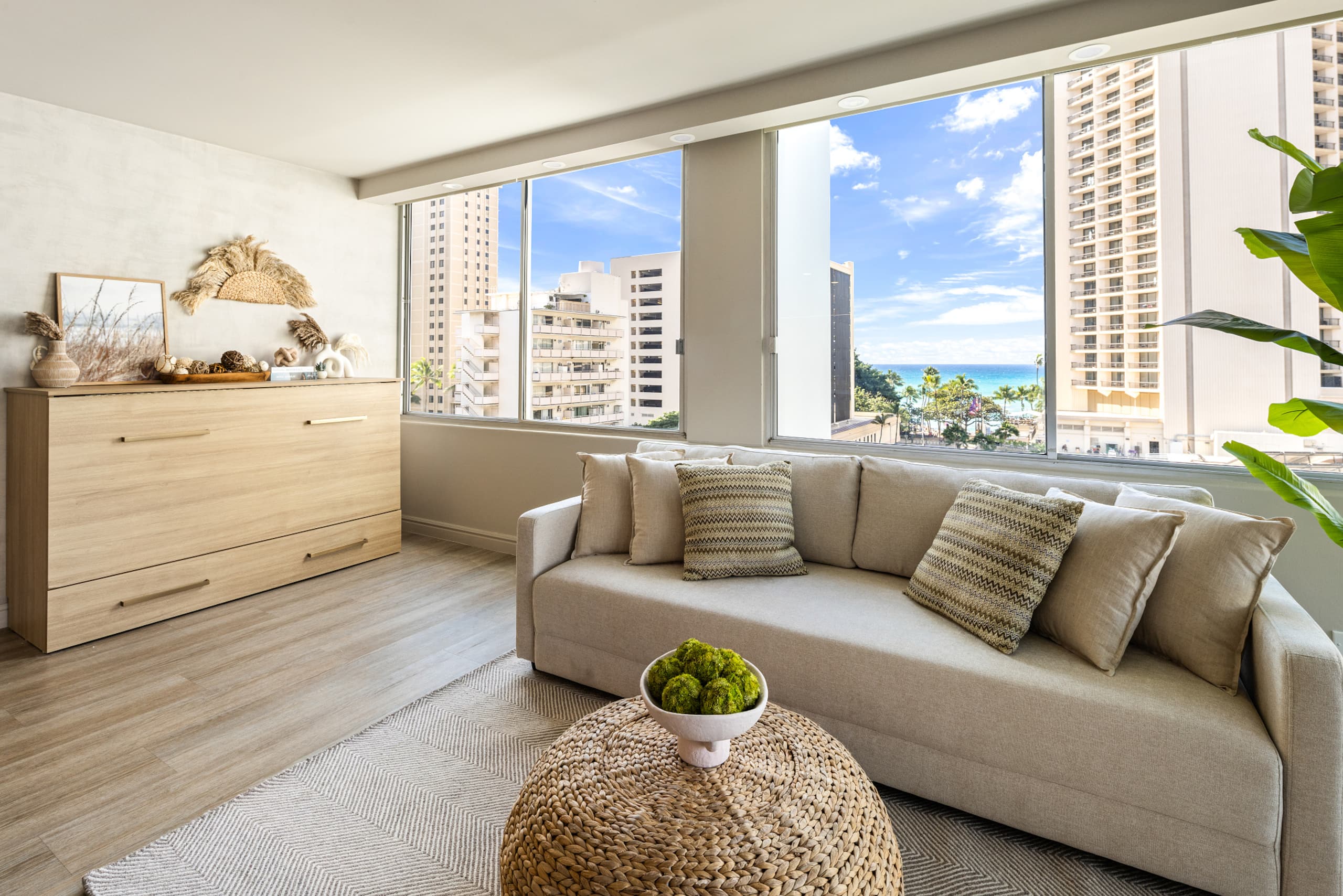 Waikiki Ocean View Retreat – Close to the Beach - Image 1