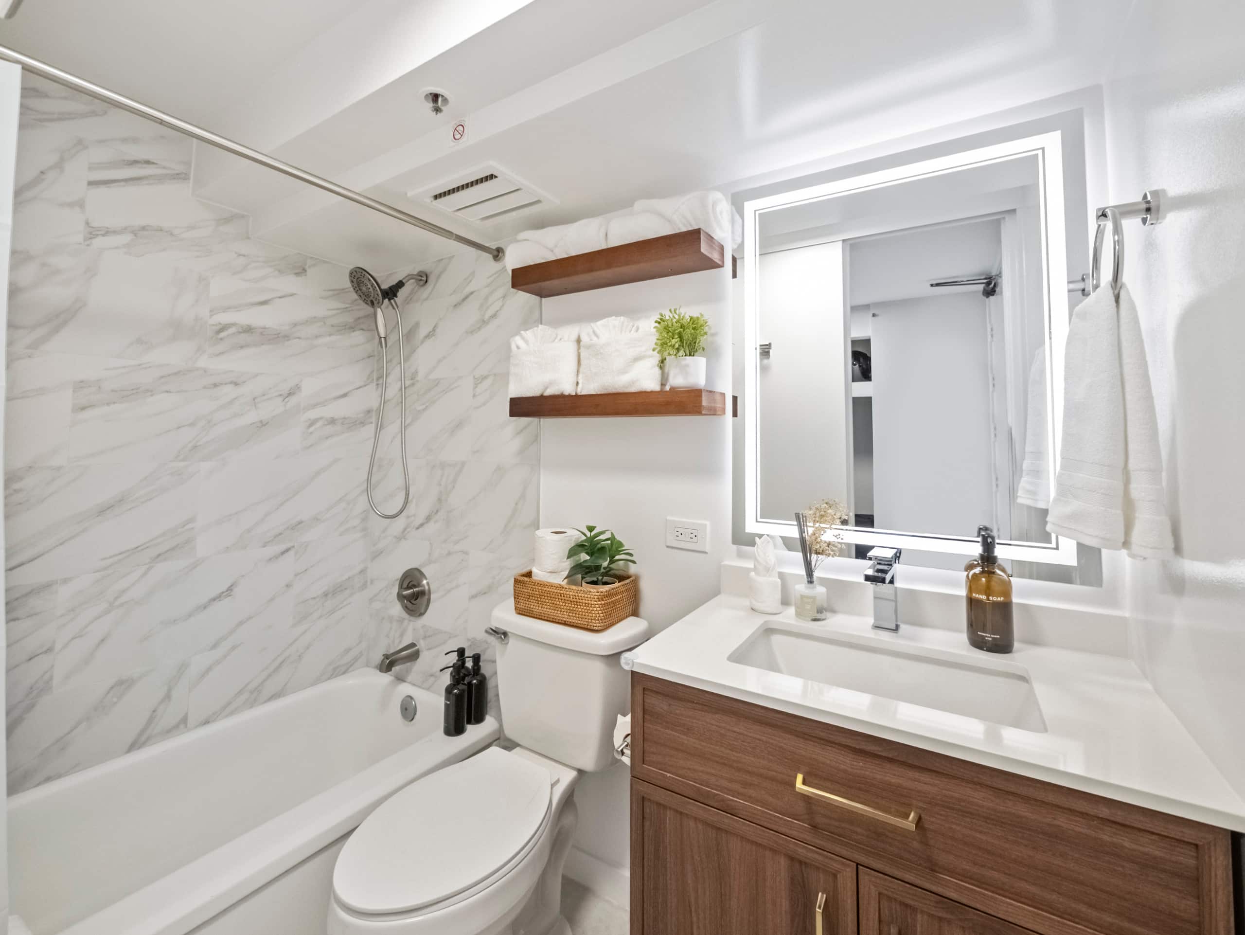 42F Coastal Chic Retreat -Elegant Oceanview Living - Image 11