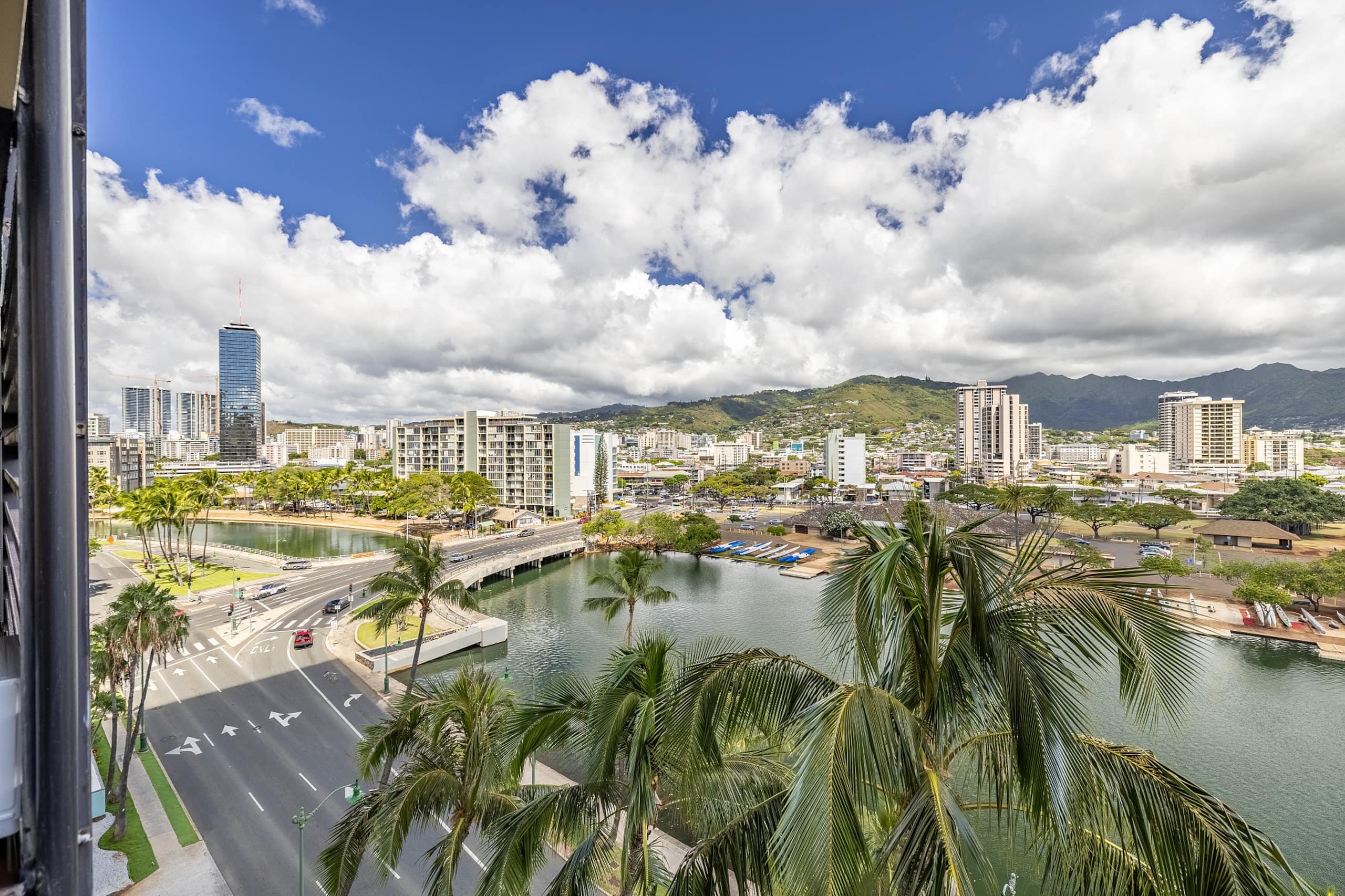 Waikiki Island Skyline Serenity with Mountain View - Image 11
