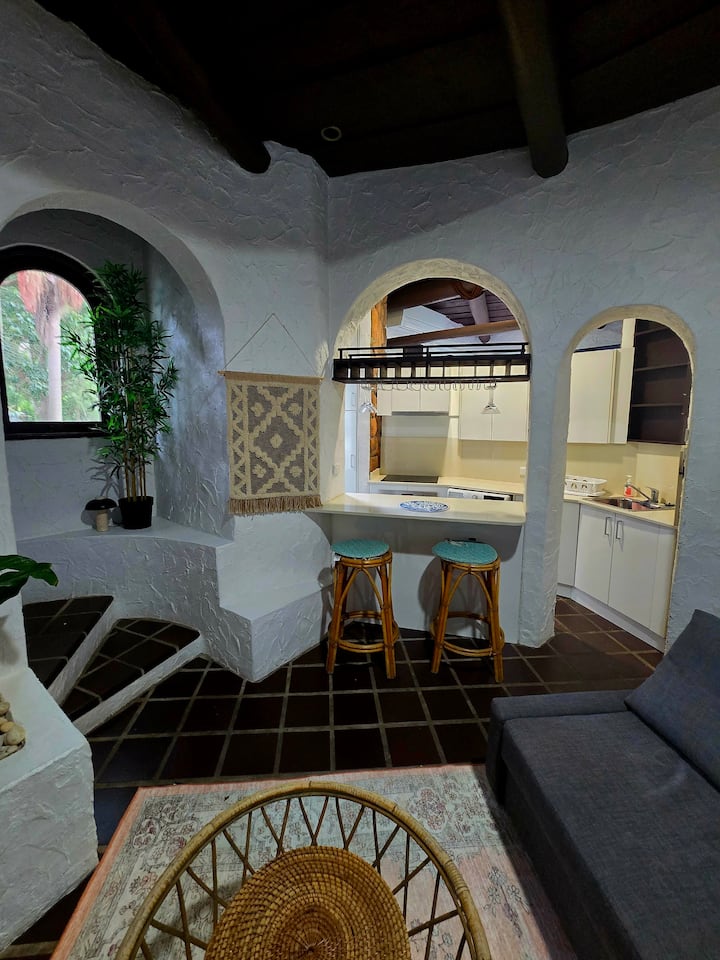 Sala de estar de diseño abierto con fácil acceso a la cocina. 