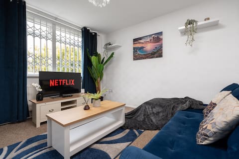 Popular Airbnb listing: Chic Escape – Pool Table – Etihad/COOP – Parking in Ardwick