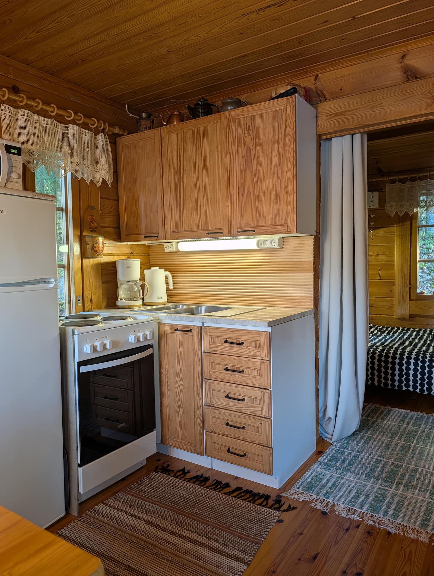 Perinteinen Mökki Pienen Järven Rannalla 5