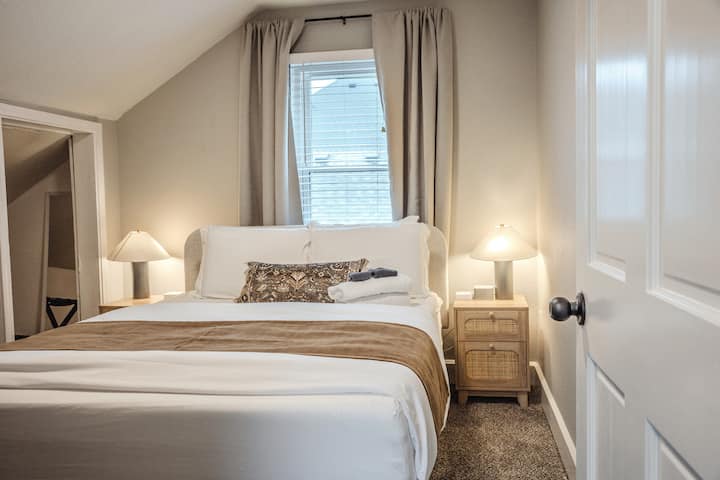 დერეფნის გასწვრივ მდებარე პირველ საძინებელში არის კომფორტული საწოლი (150‑179 სმ) თეთრეულით.