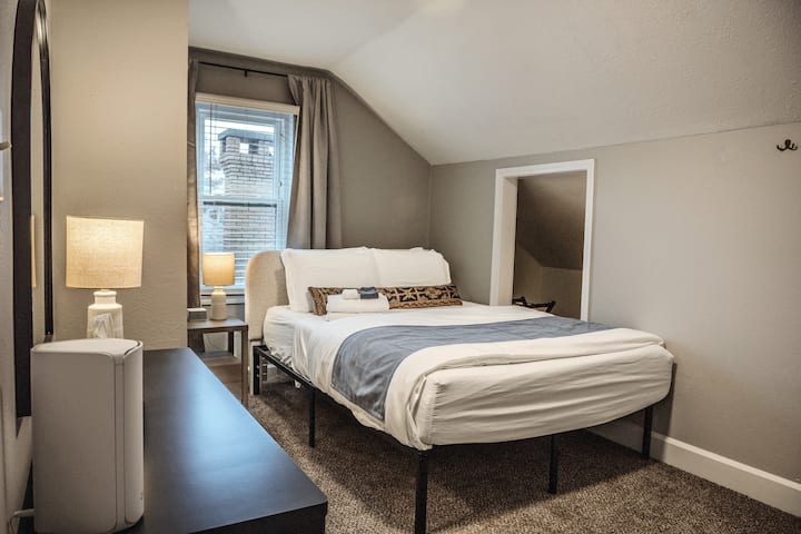 მეორე სართულზე მდებარე მეორე საძინებლის ხედი.