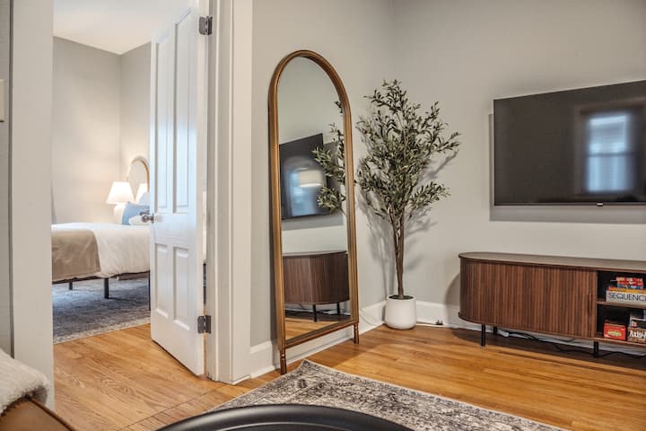 ქვემოთ მდებარე ძირითადი საძინებლის ხედი მისაღები ოთახიდან.