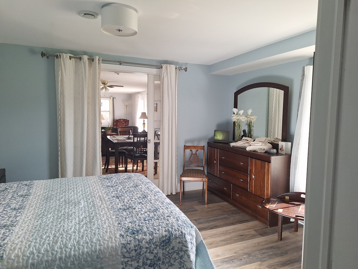 La chambre principale a un lit queen confortable avec une grande commode et une armoire. Les portes françaises (qui se verrouillent) s'ouvrent sur la belle salle à manger. La salle de bain attenante à la chambre principale a une 2e porte de cheater dans le couloir au cas où vous utiliseriez les deux chambres.