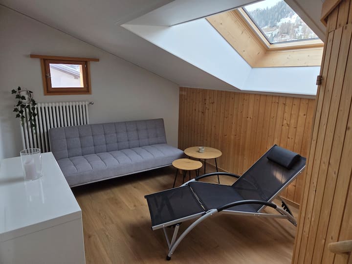 საჭიროებისამებრ, ტახტი გაშლა შესაძლებელია ერთადგილიან საწოლად.