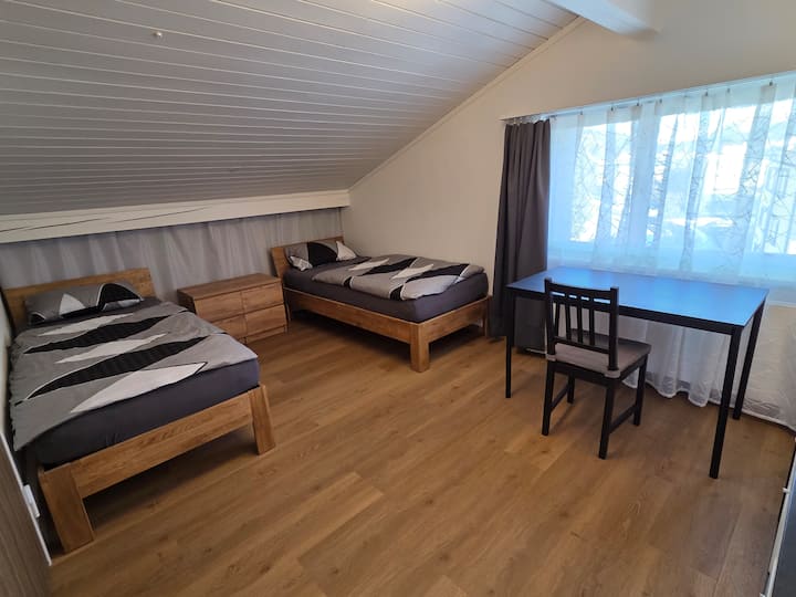 საძინებლის მოწყობა შესაძლებელია თქვენი სურვილისამებრ: ორადგილიანი საწოლით ან ორი ცალკე საწოლით.