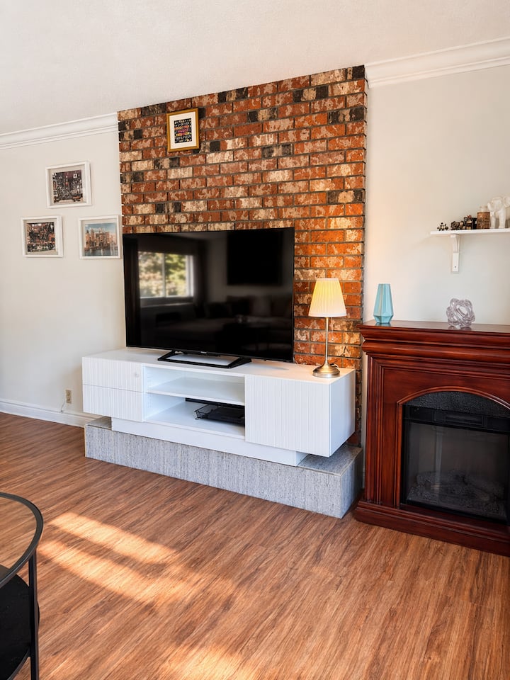 “Luxury 2br Suite • Free Parking • Modern Kitchen” - 써리
