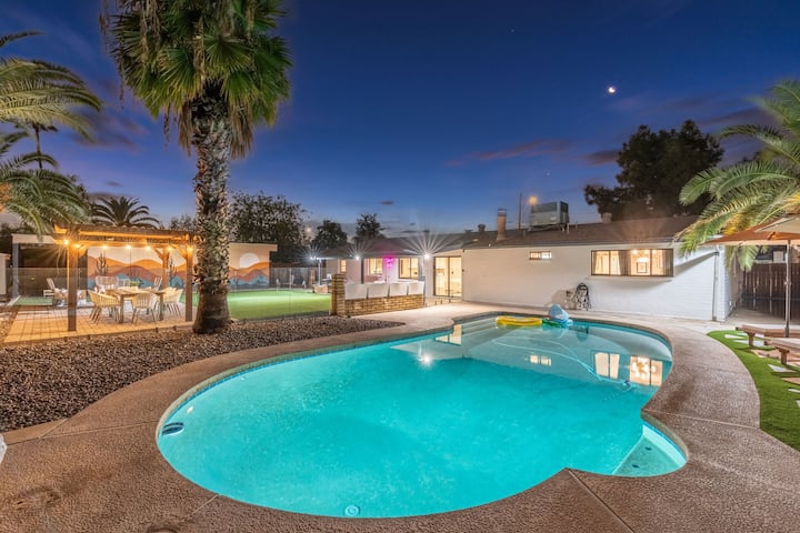 Heated Pool | Mini Golf | Fire Pit | Pool Table - Phoenix, AZ