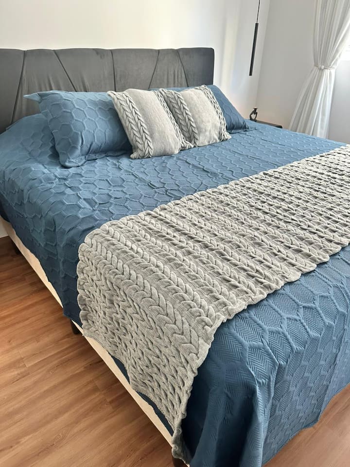 Cama tamaño king y dos colchones individuales D28 más, con TV en todas las suites, baño privado, juego de cama completo y juego de baño.  Armarios con perchas y aire acondicionado y calefacción en las tres suites. Todo para tu comodidad.