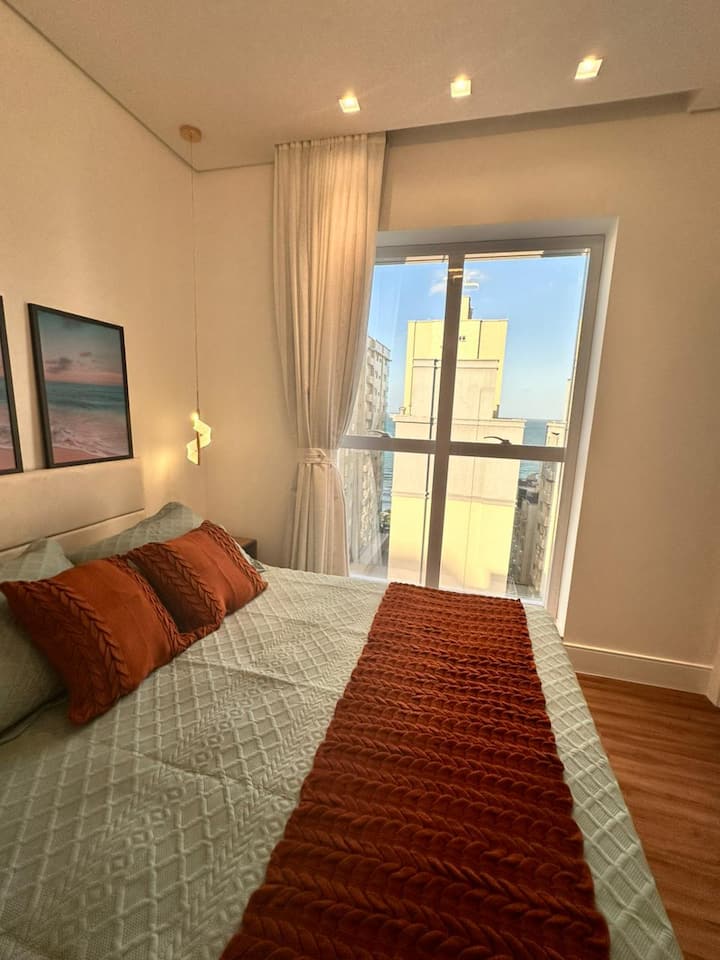 Cama tamaño queen y dos colchones individuales D28 más, con TV en todas las suites, baño privado, juego de ropa de cama completo y juego de baño.  Armarios con perchas y aire acondicionado y calefacción en las tres suites. Todo para tu comodidad. 