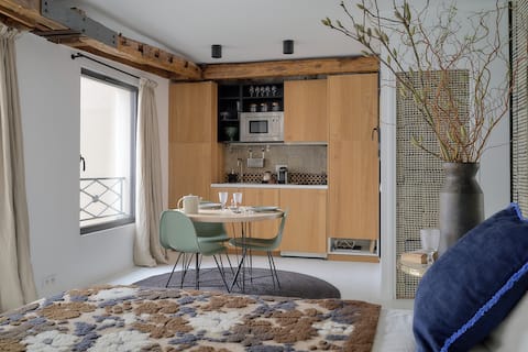 Top performing Airbnb: Character studio – Rue Saint-Honoré in Paris 1er Arrondissement