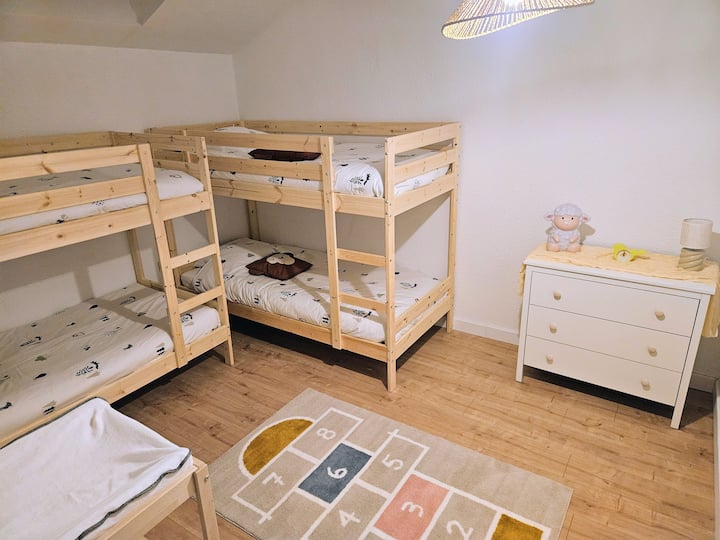 Deux lits gigognes sont présents dans la chambre « enfants »