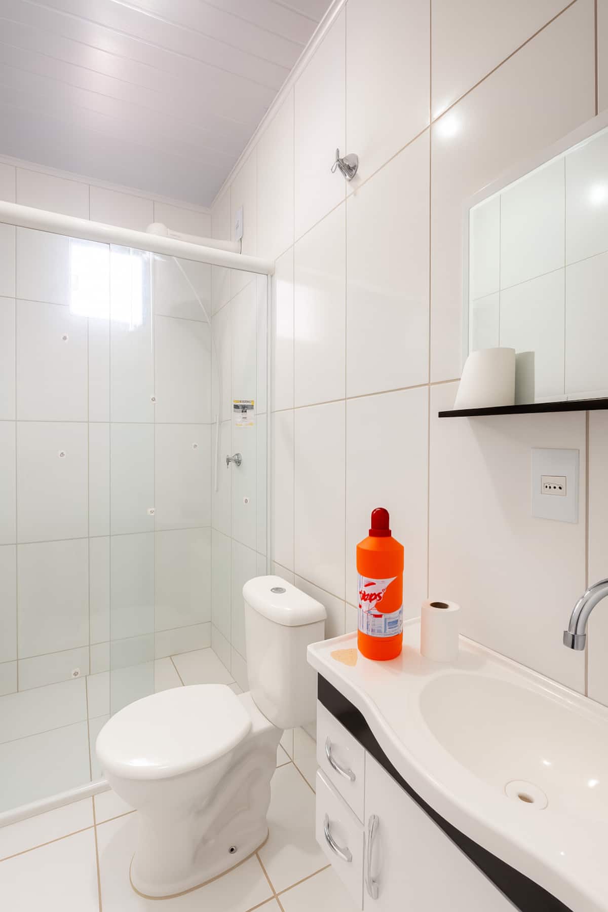 Banheiro amplo e moderno de apartamento mobiliado em Cascavel, com box de vidro e ótimo acabamento para hóspedes.