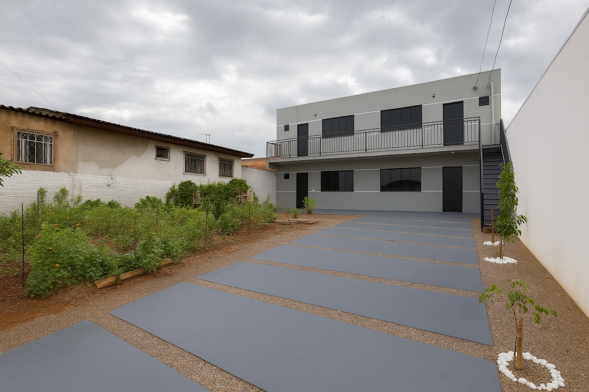Pátio com estacionamento dos apartamentos Airbnb em Cascavel na Rua Pereira 85, com vagas de carro em bairro familiar.
