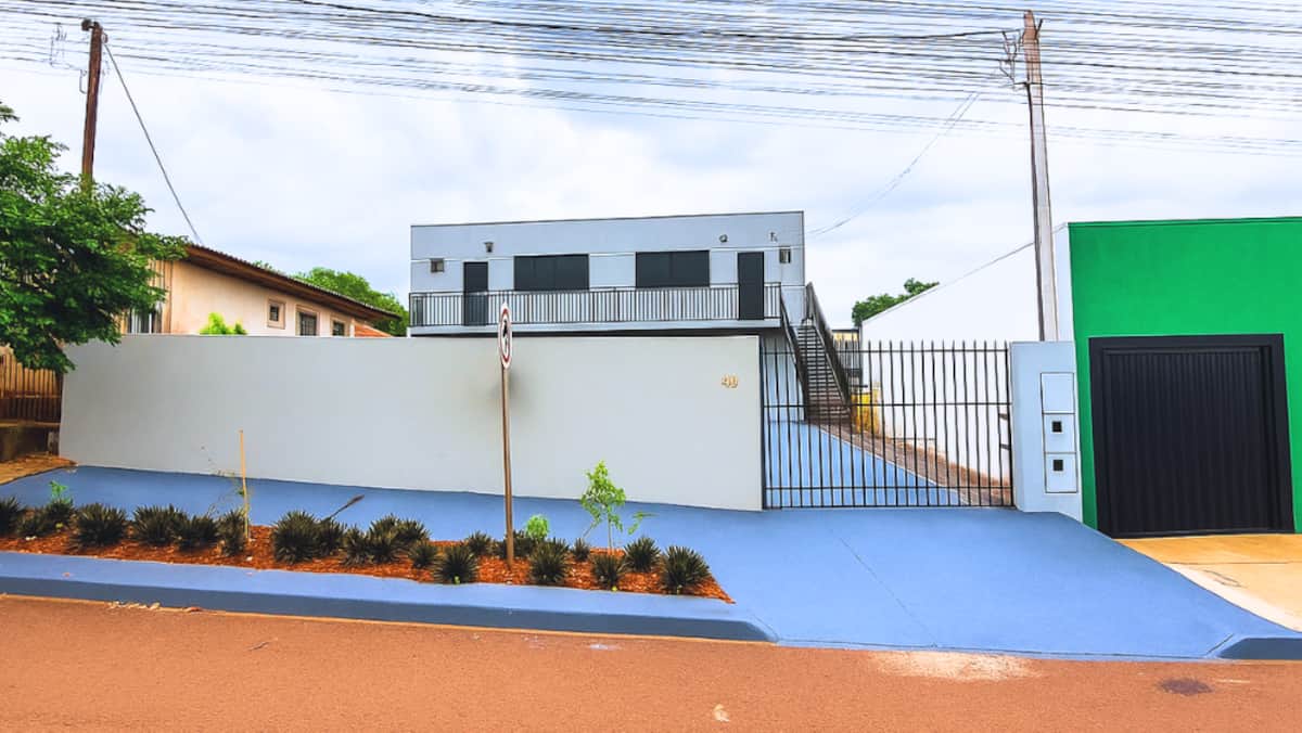 Fachada do Airbnb barato em Cascavel na Rua Pereira 85, com entrada principal iluminada no bairro Brasmadeira.