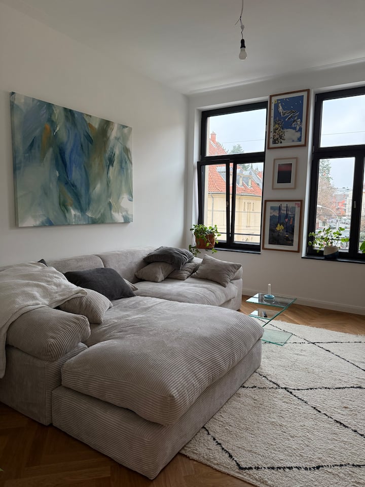 Kunstvoll Eingerichtetes Zuhause In Lindenthal - Colonia