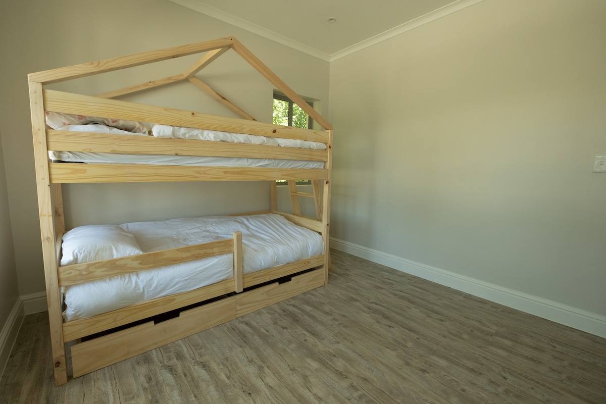 Treća spavaća soba s kupaonicom u hodniku s WC-om, umivaonikom i tušem koji se dijele sa spavaćom sobom 2. Ventilator je osiguran