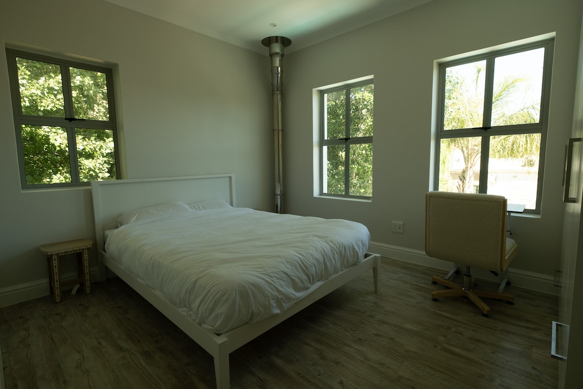 Druga spavaća soba s kupaonicom u hodniku s WC-om, umivaonikom i tušem koji se dijeli s trećom spavaćom sobom