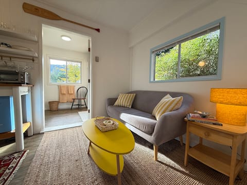 Top performing Airbnb: Private Guest House – Walk To Town! in Saltspring Island