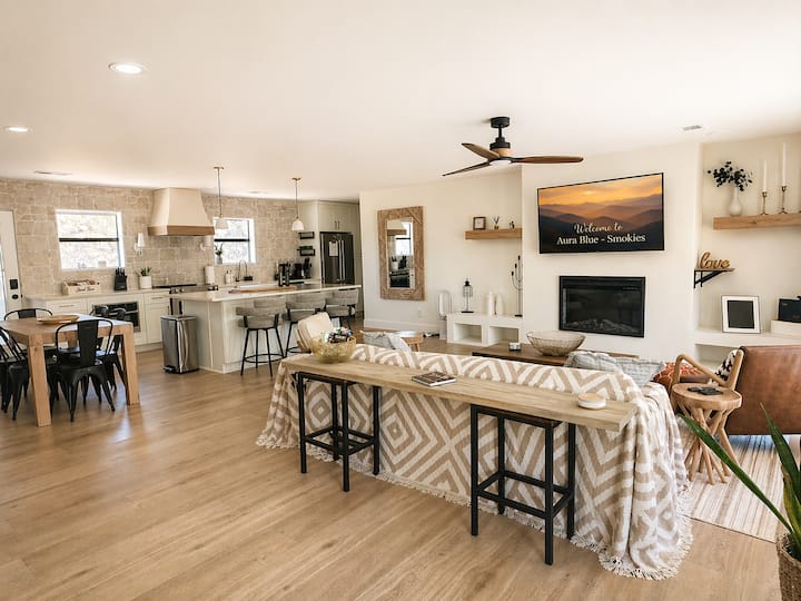 Luxe Single Lvl Mtn Home; Firepit & Bbq (Aurablue) - Gatlinburg, TN