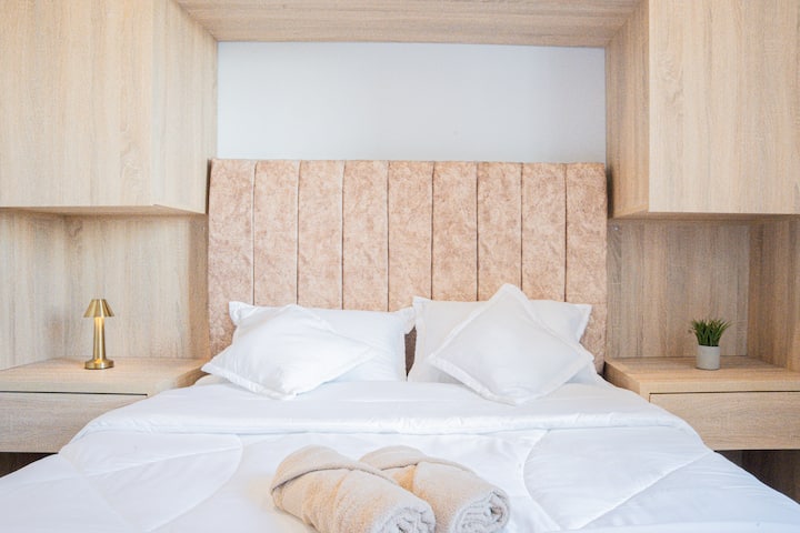 ห้องพักสะดวกสบายพร้อมพัดลมเพดานที่เย็นมาก 