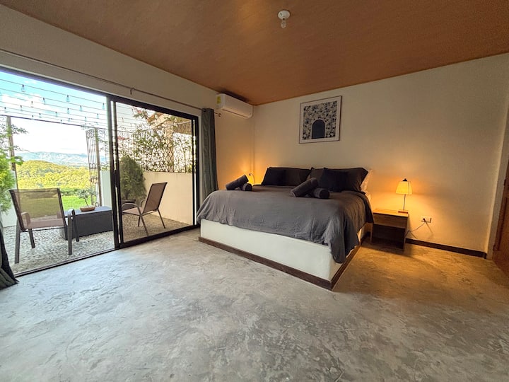 Grand lit double, avec salle de bain privée, terrasse privée et climatisation.