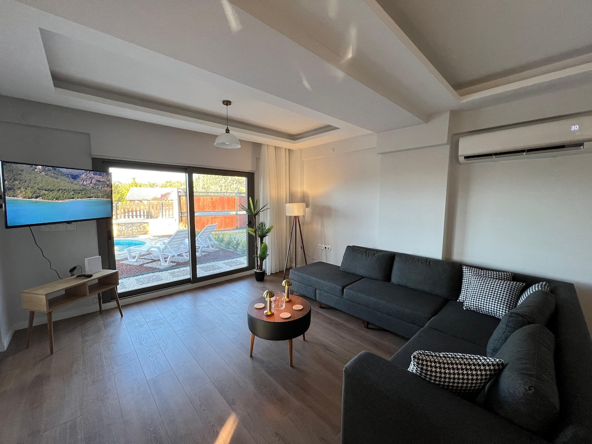 Müstakil bahçe ve havuzlu dublex taş ev. (3+1)