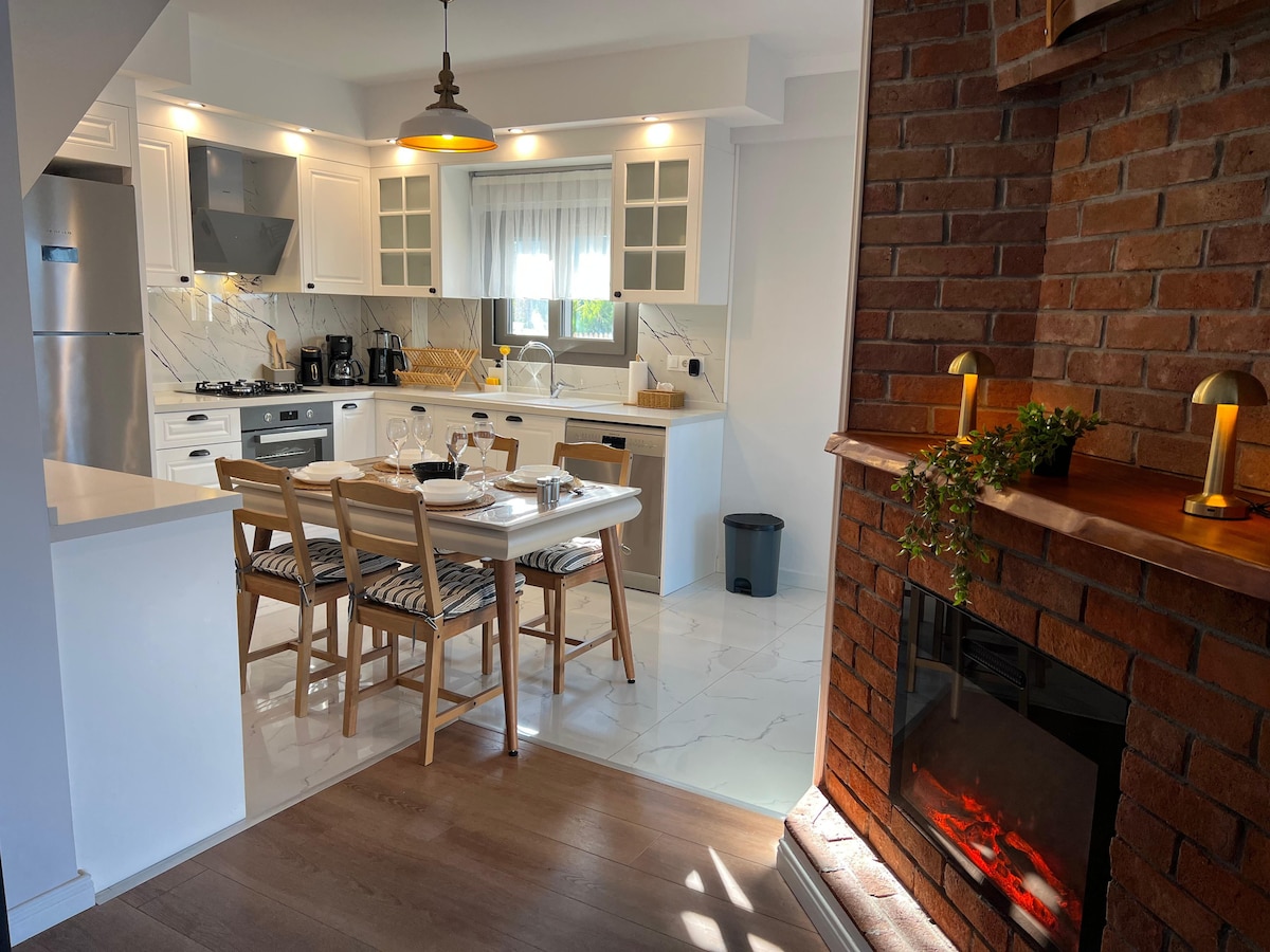 Müstakil bahçe ve havuzlu dublex taş ev. (3+1)