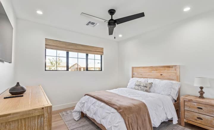 เตียงเต็มและตู้เสื้อผ้าแบบเดินเข้าได้